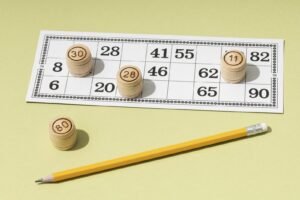Bolas numeradas sobre una superficie clara