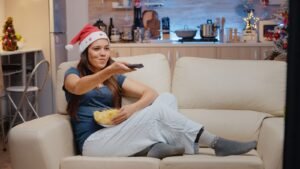 Una persona atenta a la televisión con gorro navideño