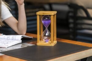Reloj de arena de madera sobre una mesa